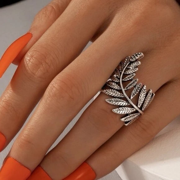 💥SALE💥 Stunning Silver Twisted Leaf Ring - Picture 2 of 6
